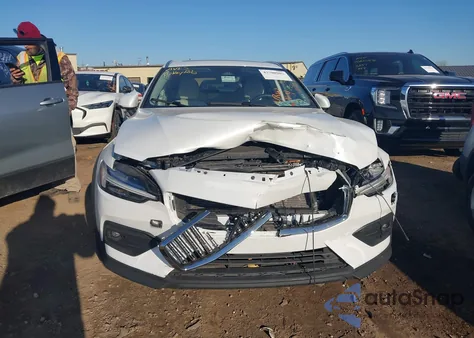 2025 Volvo V60 Cross Country B5 Plus z USA, uszkodzony, nr VIN YV4L12WK1S2146331